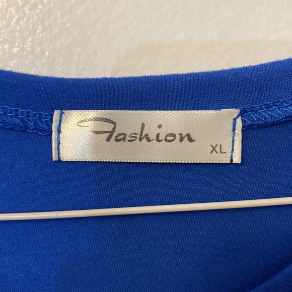 Fashion Blue short-sleeve T-shirt with graphic on front. XL tee - Picture 4 of 5